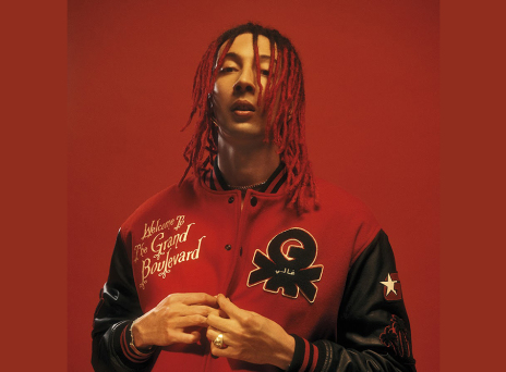 Ο ιταλός μουσικός Ghali με μπουφάν Benetton