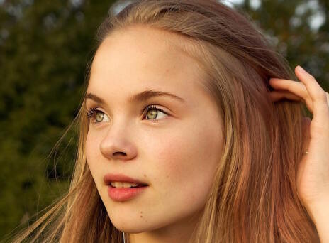 Πώς να λειάνετε τις ρυτίδες στο μέτωπο με 4 απλές κινήσεις