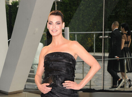 Λίντα Εβαντζελίστα - Το διάσημο τοπ μόντελ παραμορθώθηκε μετά από αισθητική επέμβαση, όπως αποκάλυψε με ανάρτησή του στο Instagram