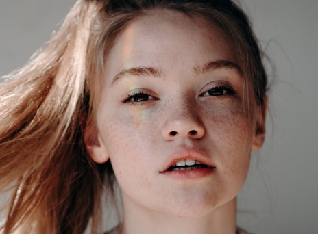 Πρόσωπο γυναίκας με ξανθά μαλλιά