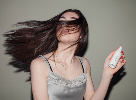 Κοπέλα με μαύρα μαλλιά