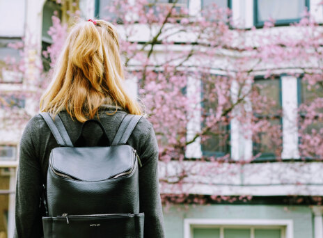 Ξανθιά κοπέλα με γυρισμένη πλάτη και σακίδιο 