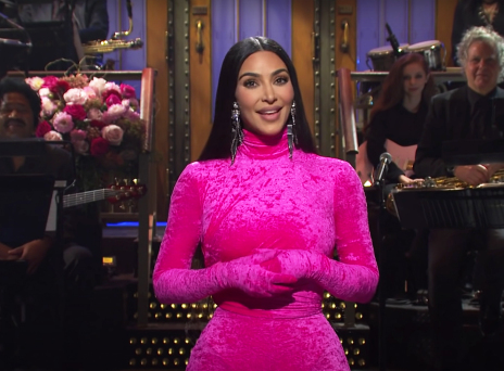 Η Κιμ Καρντάσιαν με ροζ Balenciaga στο Saturday Night Live