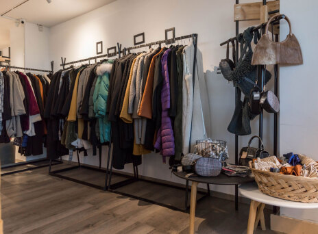 Κρεμάστρες με ρούχα, παπούτσια, αξεσουάρ