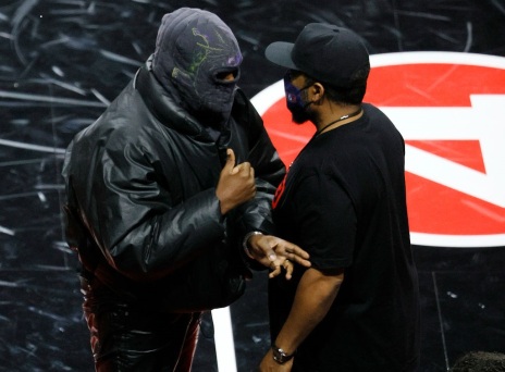 O ράπερ Kanye West με μάσκα μιλά με τον Ice Cube