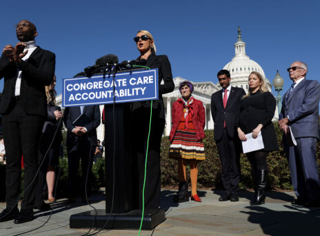 H Πάρις Χίλτον έξω από το Καπιτώλιο μιλά για την κακοποίηση που υπέστη