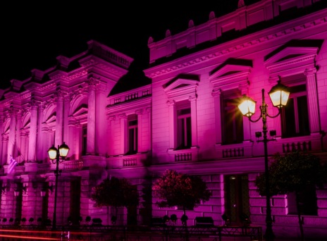 Η Estée Lauder φωταγώγησε ροζ το κτήριο του Εθνικού Θεάτρου, στο πλαίσιο της εκστρατείας ενημέρωσης για τον Καρκίνο του Μαστού.  