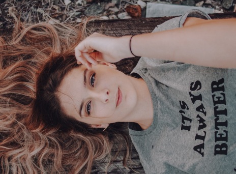 Γυναίκα ξαπλωμένη στο έδαφος