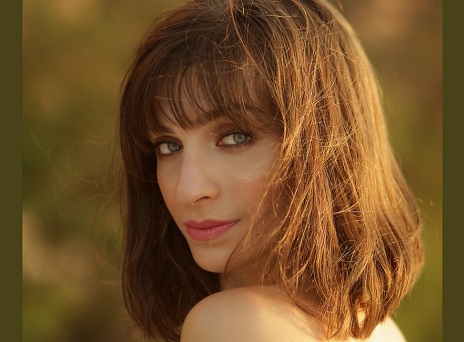 Μια γυναίκα με καρέ κούρεμα. 