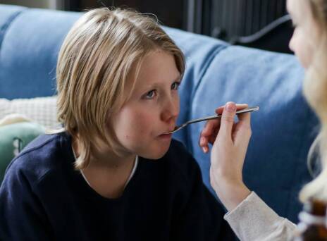 Μαμά δίνει φάρμακο στο άρρωστο παιδί της