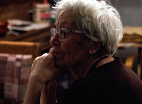 Ηλικιωμένη γυναίκα με γυαλιά