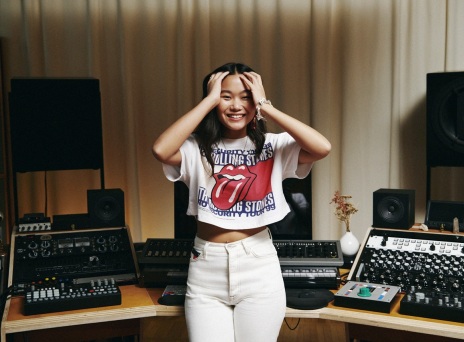 Μοντέλο με ρούχα Tommy Hilfiger από τη συλλογή «Tommy Revisited: Music Edition»