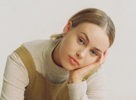 Ξανθιά γυναίκα με πιασμένα μαλλιά χαμηλό κότσο