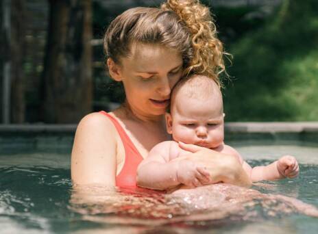 βρεφική κολύμβηση (baby swimming)