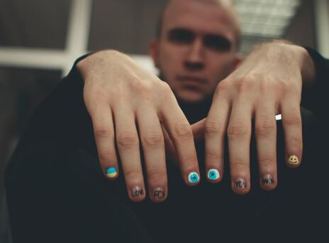 Τρεις μουσικοί που κυκλοφορούν σειρές με βερνίκια νυχιών 