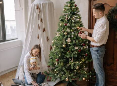 Οικογένεια στολίζει το χριστουγεννιάτικο δέντρο