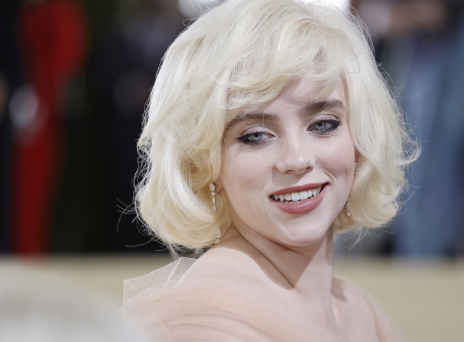 Η Billie Eilish έγινε καστανή 