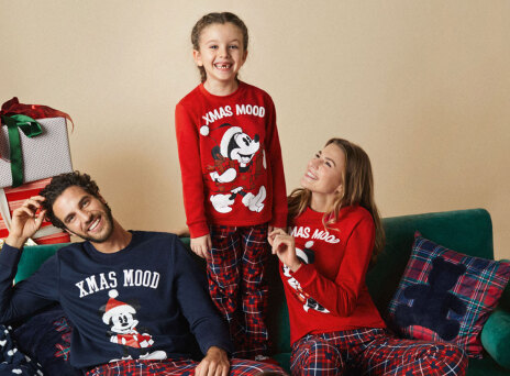 Άντρας, γυναίκα και κορίτσι στην καμπάνια της χριστουγεννιάτικης συλλογής Yamamay