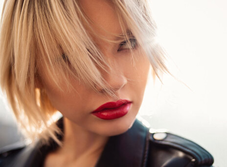 Ξανθιά γυναίκα με κόκκινο κραγιόν στα χείλη