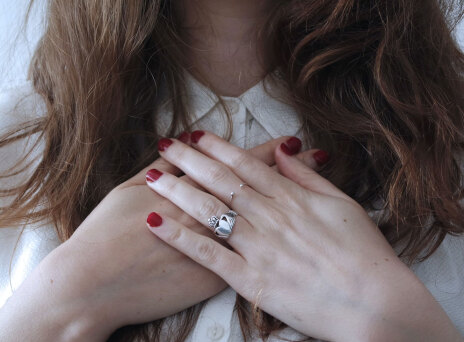 Γυναίκα που ακουμπάει το στήθος της