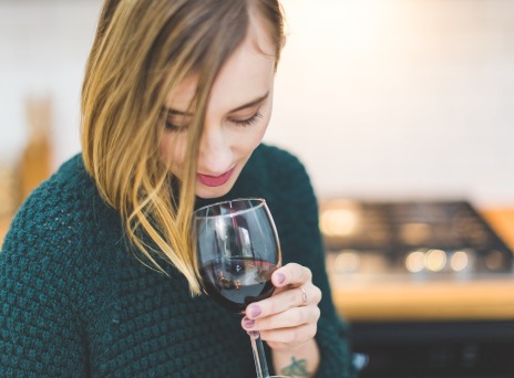 Κόκκινο κρασί: Οι ευεργετικές ιδιότητές του στην αντιγήρανση του δέρματος και τις επιδερμίδες με ακμή - Τρόποι εφαρμογής του.