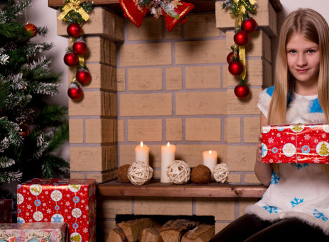 Ένα κορίτσι κρατάει στα χέρια του το χριστουγεννιάτικο δώρο του