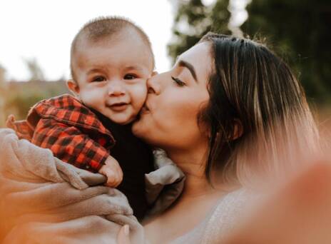 Μια μητέρα κρατάει αγκαλιά το μωρό της