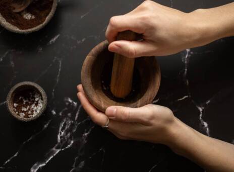 Συνταγή για scrub χεριών με υλικά που θα βρεις στο ντουλάπι σου