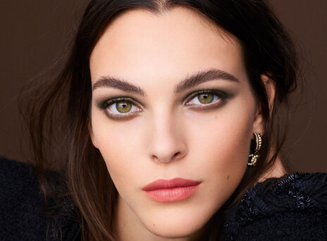 Πορτραίτο: Μελαχρινή γυναίκα με πράσινα μάτια