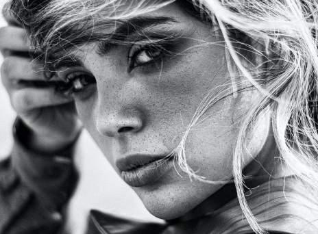 Ασπρόμαυρο πορτραίτο γυναίκας 