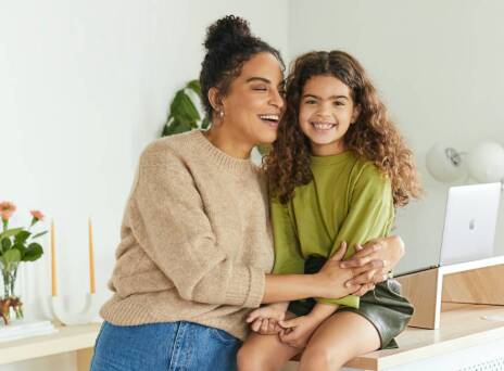 Μαμά και κόρη αγκαλιά