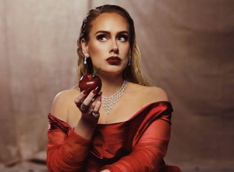 Η Adele με  κόκκινη δημιουργία Vivienne Westwood