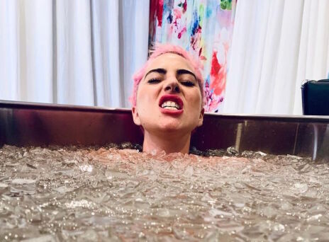 Ice baths: Μια πρακτική του Wim Hof, που υπόσχεται ευεξία και καλή υγεία, έχει ξετρελάνει τους celebrities. Τι είναι;