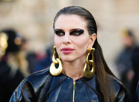 Julia Fox: Ποια είναι η γυναίκα που την Πρωτοχρονιά έγινε ο νέος έρωτας του Kanye West. Πώς γνωρίστηκαν, ποια είναι η μέχρι στιγμής καριέρα της.