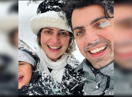 Ο Δημήτρης Παπαδόπουλος με τη σύζυγό του και το παιδί τους στα χιόνια
