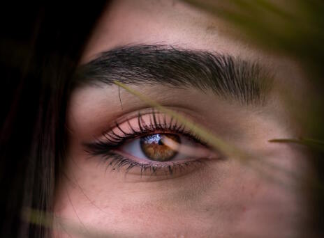 Τα τρία χρώματα σκιάς που ταιριάζουν απόλυτα με τα καστανά μάτια και δίνουν ένταση στο βλέμμα.