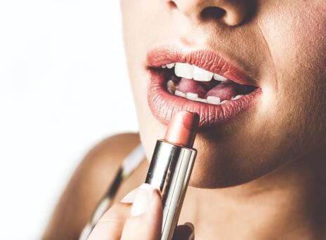 Συμβουλές ομορφιάς: 4 «κανόνες» του μακιγιάζ που μπορείς άνετα να αγνοήσεις, καθώς δεν ταιριάζουν σε όλα τα δέρματα. 