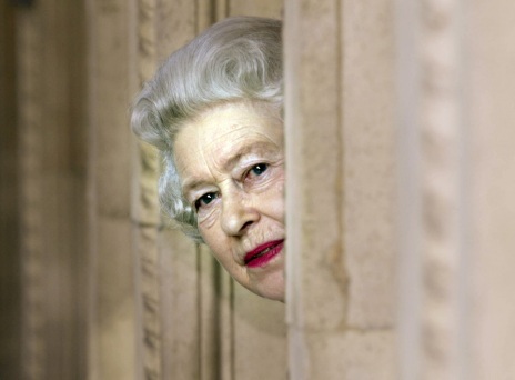 Η βασίλισσα Ελισάβετ II κοιτάζει σε μια γωνιά του Royal Albert Hall κατά τη διάρκεια μιας ξενάγησης στην αίθουσα συναυλιών, 2004