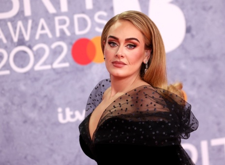 Η τραγουδίστρια Adele στην απονομή των BRIT Awards