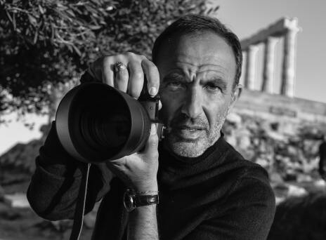 Ο Νίκος Αλιάγας κρατά φωτογραφική μηχανή