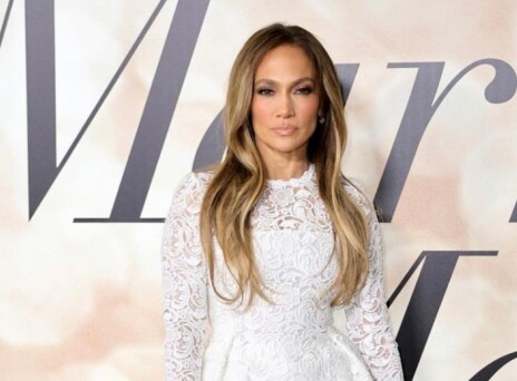 Με νυφικό η εμφάνιση της Τζένιφερ Λόπεζ στην πρεμιέρα της νέας της ταινίας, «Marry me»