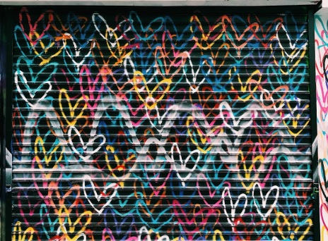 Ένας τοίχος με καρδιές.