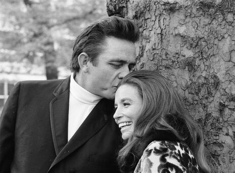 Ο θρύλος της κάντρι Johnny Cash και η τραγουδίστρια June Carter έζησαν έναν από τους μακροβιότερους έρωτες της σόουμπιζ.