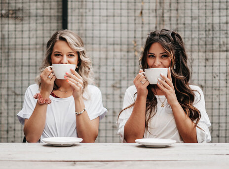 Δύο γυναίκες, φίλες, πίνουν καφέ