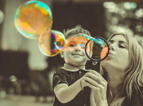 Μαμά και παιδί που παίζουν