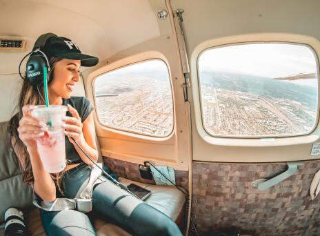 Συμβουλές ομορφιάς: Πώς να φροντίσουμε το δέρμα μας πριν, κατά τη διάρκεια και μετά από ένα αεροπορικό ταξίδι.