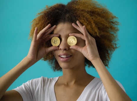 Μια κοπέλα με δυο νομίσματα στα μάτια. 