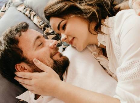 Ζευγάρι αγκαλιά στο κρεβάτι