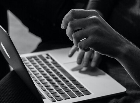 Άντρας με λάπτοπ στα πόδια του