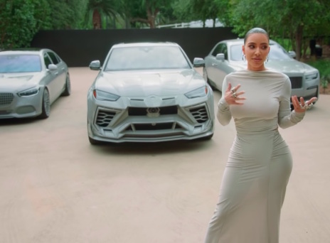 Kim Kardashian: Συλλέγει πολυτελή πανάκριβα αυτοκίνητα, μεταξύ των οποίων μια Lamborghini, μια Rolls-Royce και μια Mercedes-Benz Maybach.